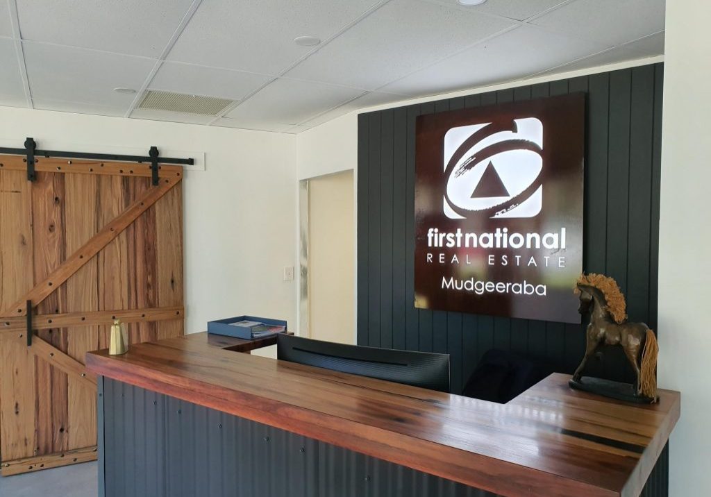 Sign-Light-Box-Corten-First-National